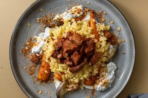 Oksetykkam med honningbagte gulerødder, dukkah og mynteyoghurt