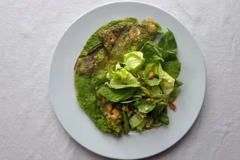Omelet med rejer og stegt kål