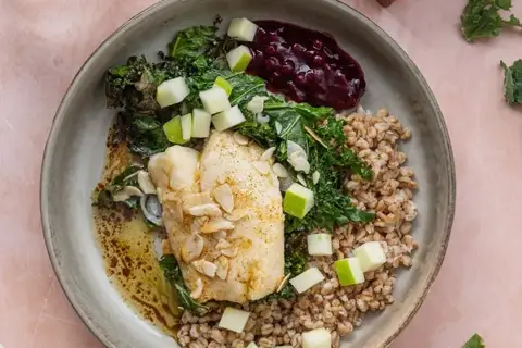 Bagt hvid fisk med grønkål, tyttebær, æble og hvedekerner