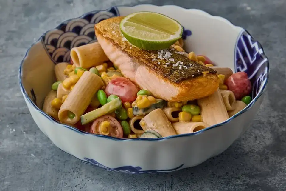 TEAM DK Svømmerens pastasalat med sprødstegt laks, edamame og yoghurtdressing — Skagenfoods eget foto
