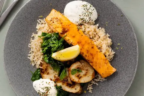Glaseret laks med citronstegte jordskokker og fuldkornsris