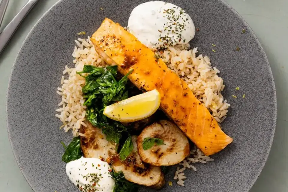 Glaseret laks med citronstegte jordskokker og fuldkornsris — RetNemts eget foto