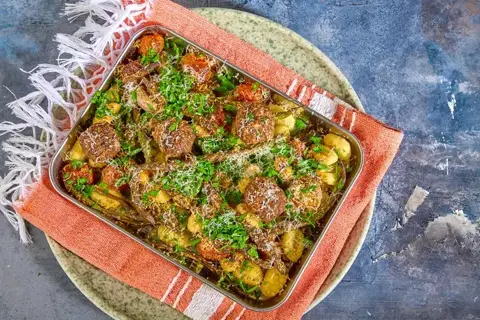 One tray gnocchi og kødboller med grønne bønner