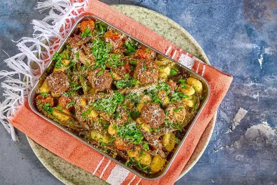 One tray gnocchi og kødboller med grønne bønner — Skagenfoods eget foto