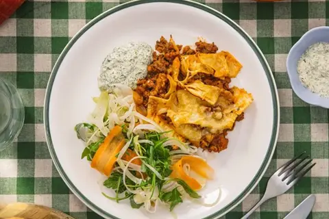 Quick Broken lasagna med færdiglavet bolognese, estragonmayonnaise og fennikelsalat