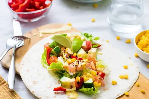 Krydderstegt laks i wrap med sprøde grøntsager og curry/mangodressing
