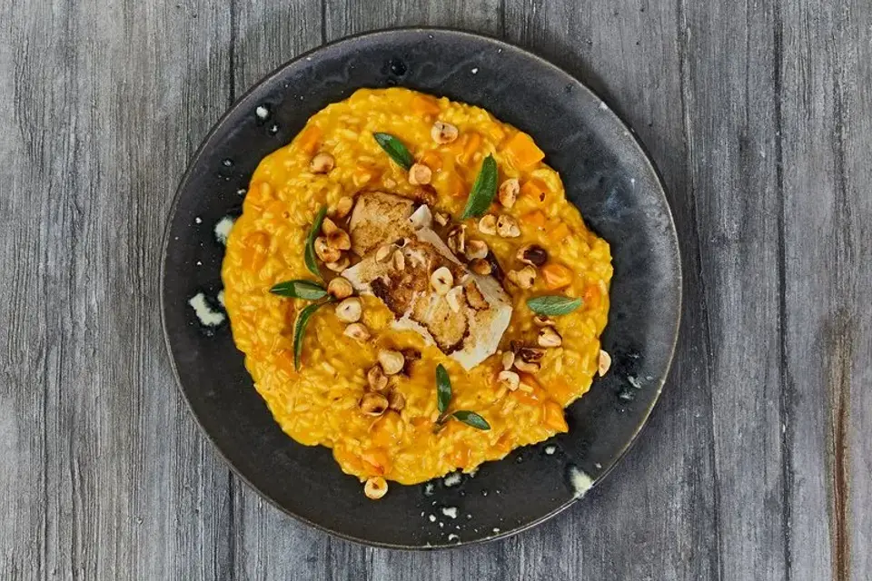 Salviestegt kuller med hokkaidogræskar-risotto og hasselnødder — Skagenfoods eget foto