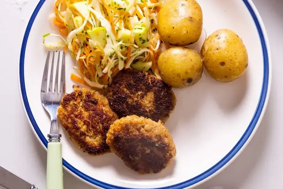 Færdigstegte fiskefrikadeller med sauce tatar og kartofler — RetNemts eget foto