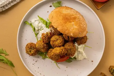 Falafelburger med tzatziki og fritter