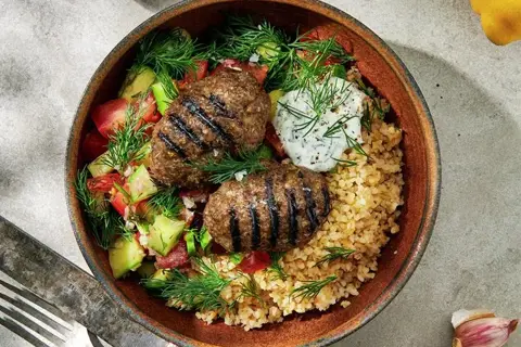 Tyrkisk hakkebøf med cobansalat og haydari