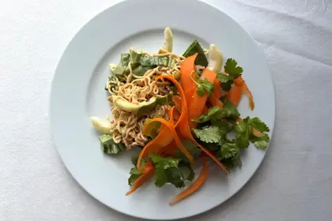 Peanutbutter nudler og gulerodssalat