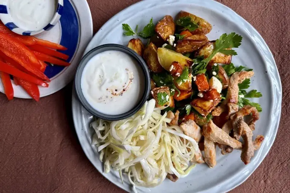 Krydret gris med ovnkartofler, kota og lynsyltet kål — Skagenfoods eget foto