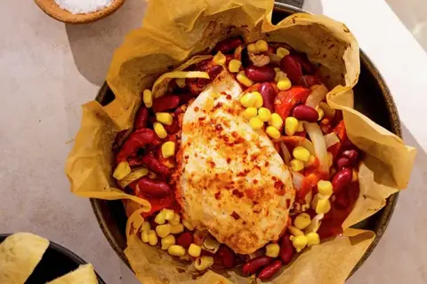 Mexicansk kylling "en papillotte" med majs og peberfrugt