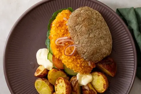 Crispy kyllingeburger med ovnkartofler
