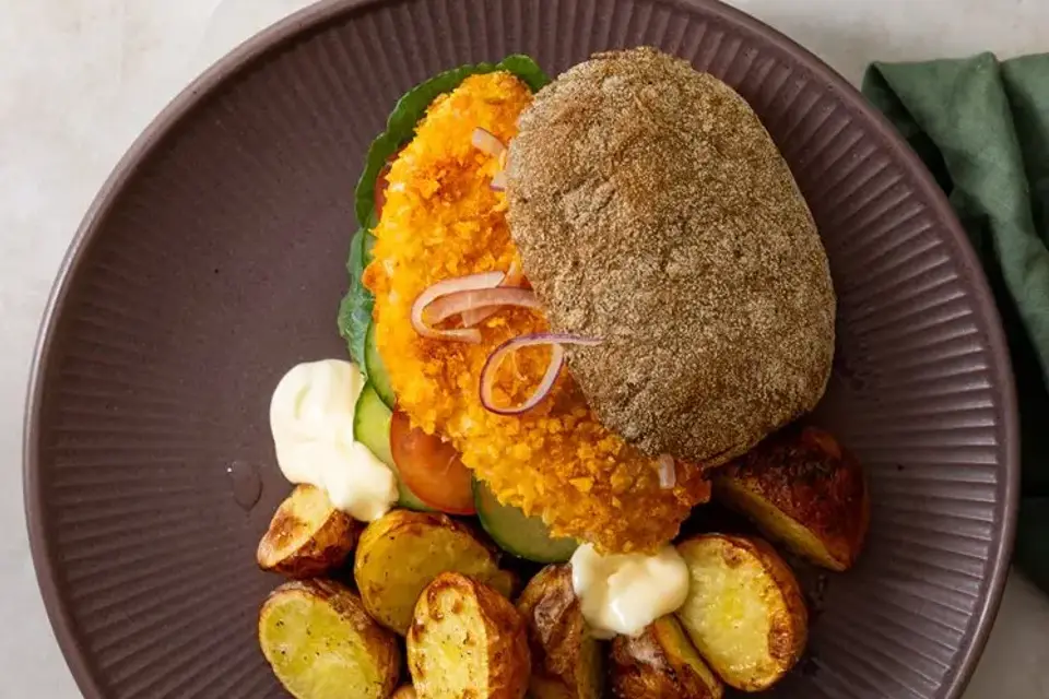 Crispy kyllingeburger med ovnkartofler — RetNemts eget foto