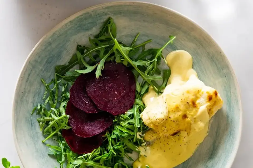 Hvid fisk med sennepslåg, rødbedesalat og brød — RetNemts eget foto