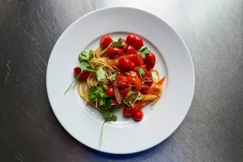 Spaghetti med polpa crudo og rød peberfrugt