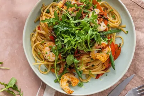 Pasta linguine med rejer og chorizo i tomatsauce med grønne bønner