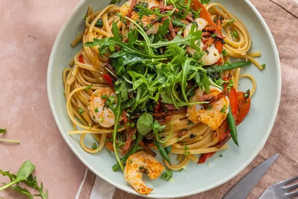 Pasta linguine med rejer og chorizo i tomatsauce med grønne bønner — RetNemts eget foto