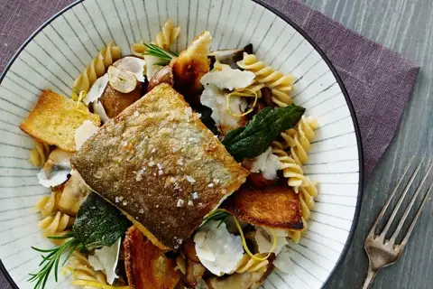 Stegt laks med fusilli, champignon og salvie