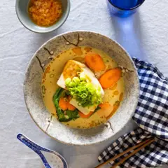 Asiatisk cremet fiskesuppe med ponzubagt hvid fisk, pak choy og ris