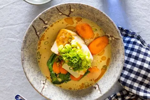 Asiatisk cremet fiskesuppe med ponzubagt hvid fisk, pak choy og ris