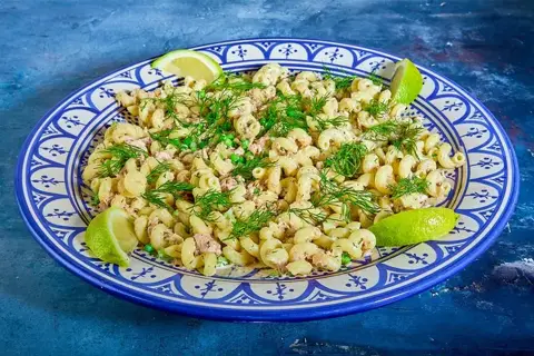 Tunpastasalat med ærter, dild og citron