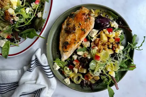 Stegt kylling med belugalinsesalat med æble, valnødder og sennep