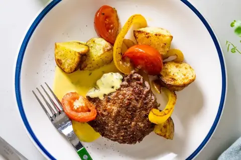 Hakkebøf bearnaise med stegt peberfrugt og tomat