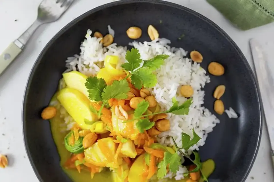 Hvid fisk i karry-kokossauce med æble — RetNemts eget foto