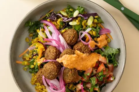Falafel bowl med ajvar-yoghurt og lynsyltede rødløg