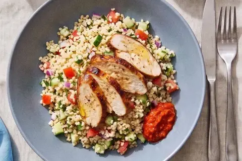 Ovnbagt kyllingebryst med bulgursalat og ajvar