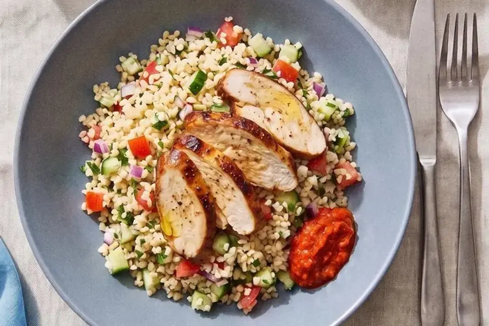 Ovnbagt kyllingebryst med bulgursalat og ajvar — RetNemts eget foto