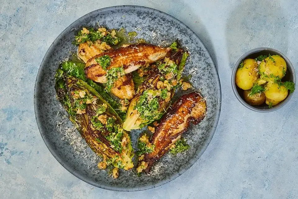 Rødspættefilet med valnødder og stegt spidskål — Skagenfoods eget foto