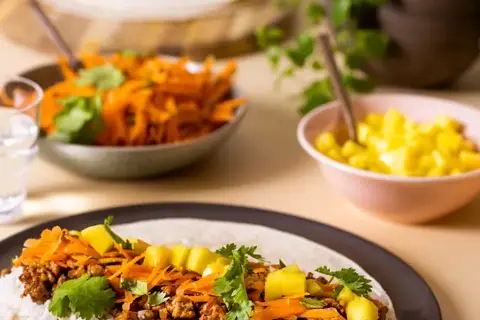 Vietnamesisk burrito med stegt svinekød og mango
