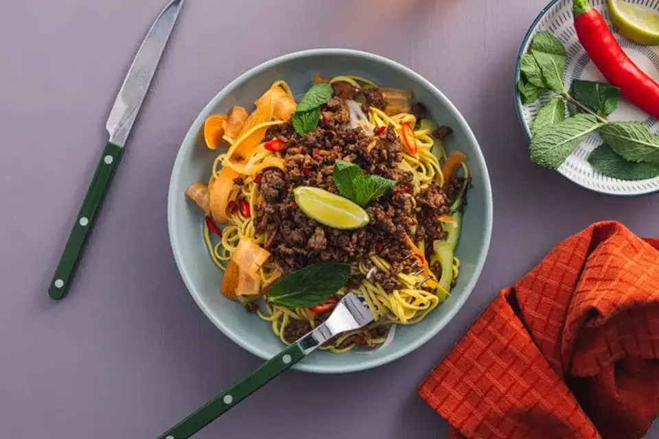 Vietnamesisk nudelsalat med sprødstegt svinekød, mynte og chili — RetNemts eget foto