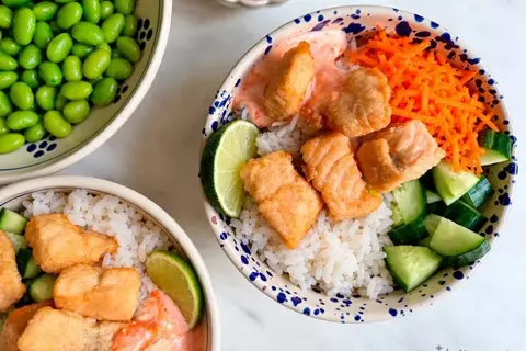 Pokebowl med laks, agurk, gulerødder og mild chilidressing