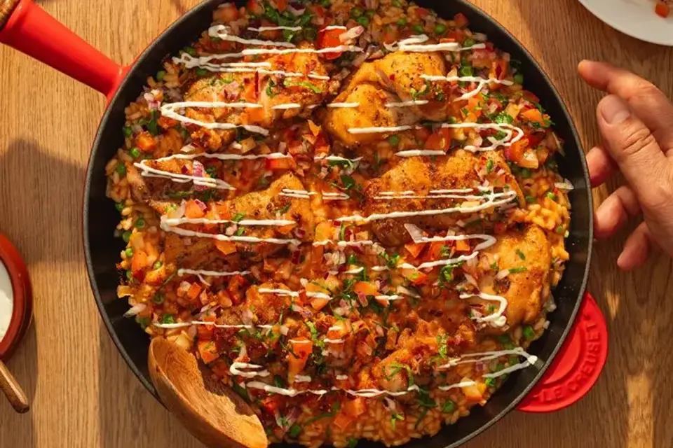 Arroz con pollo - Citrusstegt kylling med krydrede grønsagsris, tomatsalat og aioli — RetNemts eget foto