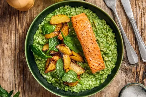 Stegt laksefilet med spinatrisotto og bagte bolsjebede