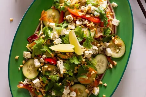 Nudelsalat med feta og spicy dressing