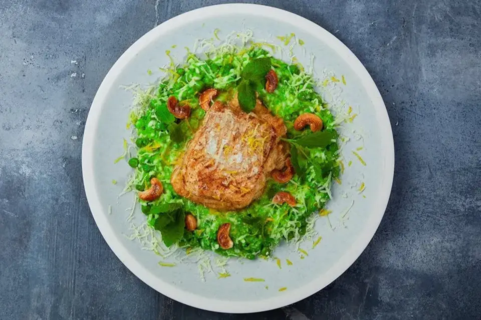 Torsk/kulmule med ærterisotto & cashewnødder — Skagenfoods eget foto