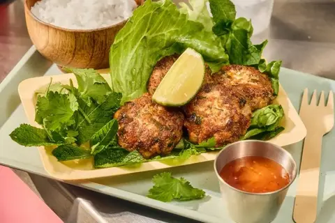 Thailandske reje/svinekødsdeller med lime, mynte, koriander og sød chilidip