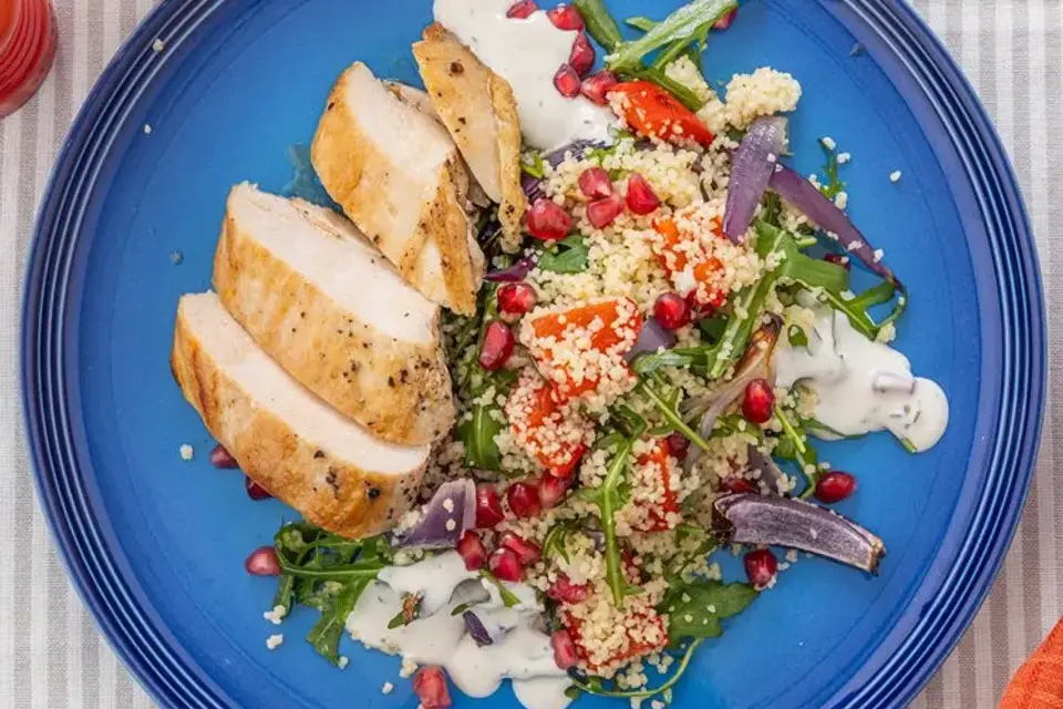 Ovnbagt kyllingebryst med couscoussalat, granatæble, rucola og urtedressing — RetNemts eget foto
