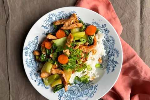 Lynstegt gris med pak choy, teriyaki og peanuts