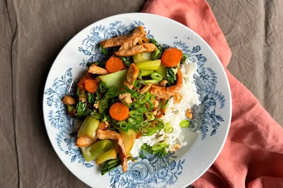 Lynstegt gris med pak choy, teriyaki og peanuts — Skagenfoods eget foto