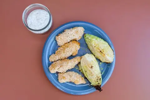Crispy kyllingenuggets med bagt spidskål