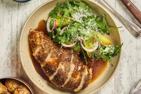 Peberstegt kylling med bolsjebedesalat, ovnsbagte kartofler og eddikesky
