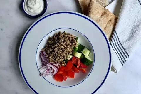 Pitabrød med krydret gris, sprøde grøntsager og yoghurt
