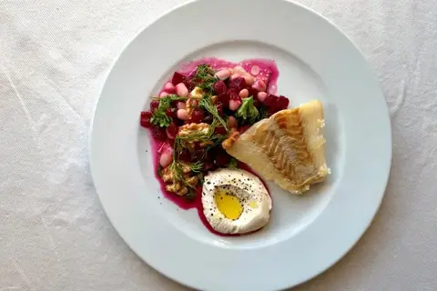 Stegt mørksej med rødbede- og bønnesalat
