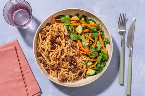 Hurtige vietnamesiske nudler og hakket svinekød
